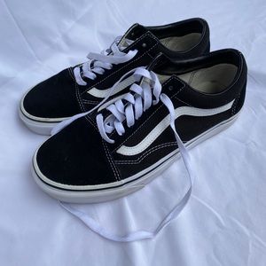 LIKE NEW Black Vans Old Skool Sneakers